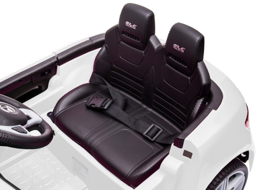 Samochód dla dziecka MILLY MALLY Mercedes-Benz SLC Biały zbliżenie na siedzisko widok z boku kubełkowe siedzisko z wysokim oparciem i zagłówkiem 24 cm wyprofilowana konstrukcja stabilna pozycja wygoda odpowiednie panowanie nad kierownicą zagłówek ogranicza odchylanie głowy do tyłu pas bezpieczeństwa chroni dziecko