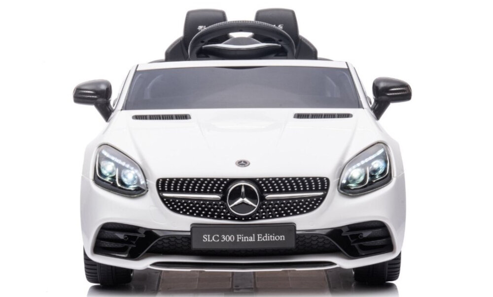 Samochód dla dziecka MILLY MALLY Mercedes-Benz SLC Biały samochód na białym tle widoczny od przodu panel multimedialny z gniazdem AUX, USB-A i wejściem na kartę SD multimedialna kierownica z klaksonem i 5 melodiami dostosowanie głośności przytrzymać przez około 3 sekundy klawisz przewijania „V+” głośniej lub „V-” ciszej kierownica zasilana jest przez akumulator