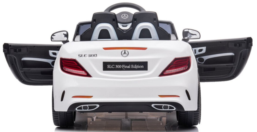 Samochód dla dziecka MILLY MALLY Mercedes-Benz SLC Biały samochód na białym tle widoczny od tyłu otwarte drzwi otwierane drzwi lusterka boczne światła LED z przodu bardzo realistyczne wrażenia certyfikaty bezpieczeństwa CE i EN71 wysoka jakość wykonania zgodność z obowiązującymi normami