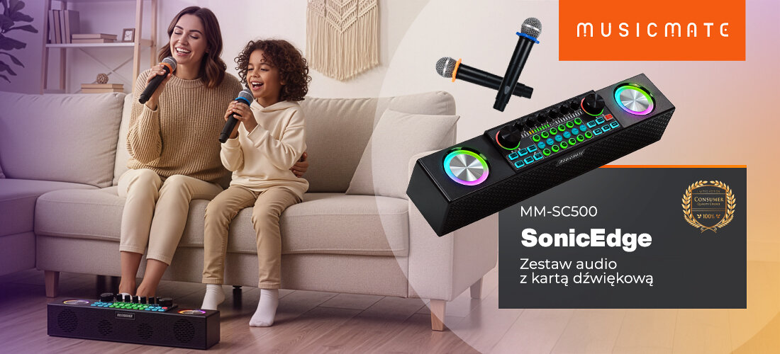 Zestaw do Karaoke i Streamingu MUSICMATE MM-SC500 SonicEdge energia muzyczna mobilne karaoke, matka z dzieckiem siedzący na kanapie trzymające mikrofony w ręku
