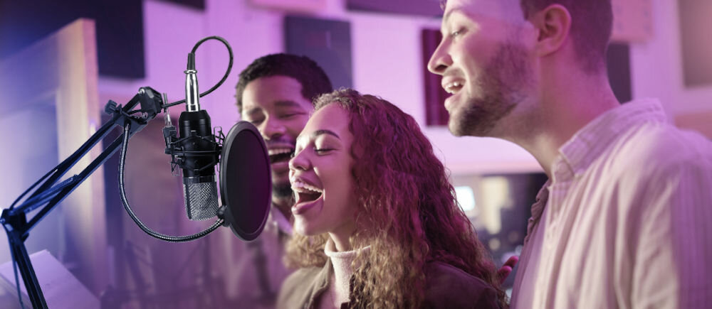 Zestaw do streamingu i karaoke MUSICMATE MM-SD130 StreamMaster łączy funkcjonalność i mobilność wbudowany filtr mikrofonu regulowany uchwyt mikrofonu
wbudowana bateria do 5 godzin bez potrzeby ładowania w zestawie kabel USB-A / USB-C