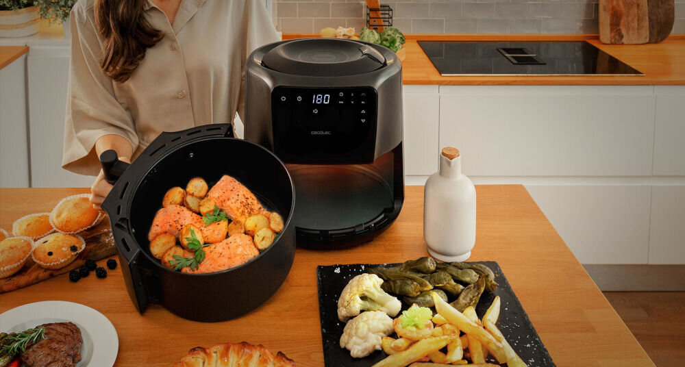 Frytkownica beztłuszczowa CECOTEC Cecofry Rain Air Fryer pojemność 5,5 l przygotowanie większych porcji idealne na rodzinne obiady zwiększona wygoda użytkowania moc 1550 W szybki efektywny proces gotowania oszczędność czasu i energii 