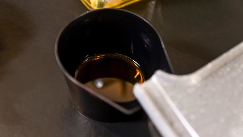 Grill elektryczny CECOTEC Rock'nGrill 2000 Stone Ceramic Mix&Grill system odprowadzania tłuszczu kieruje nadmiar tłuszczu do specjalnych tacek kązda płyta ma oddzielną tackę ułatwienie utrzymania grilla w czystości tacki można łatwo wyjąć i opróżnić minimalizacja bałaganu ułatwienie sprzątania 