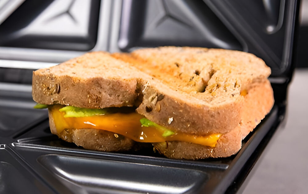 Opiekacz do kanapek CECOTEC Rock'nToast Family Czarny idealne rozwiązanie szybkie równomierne przygotowanie tostów moc 1500 W szybkie zarumienienie 4 tosty na raz płyty grzewcze nieprzywierająca powłoka każdy posiłek idealne przygotowanie 