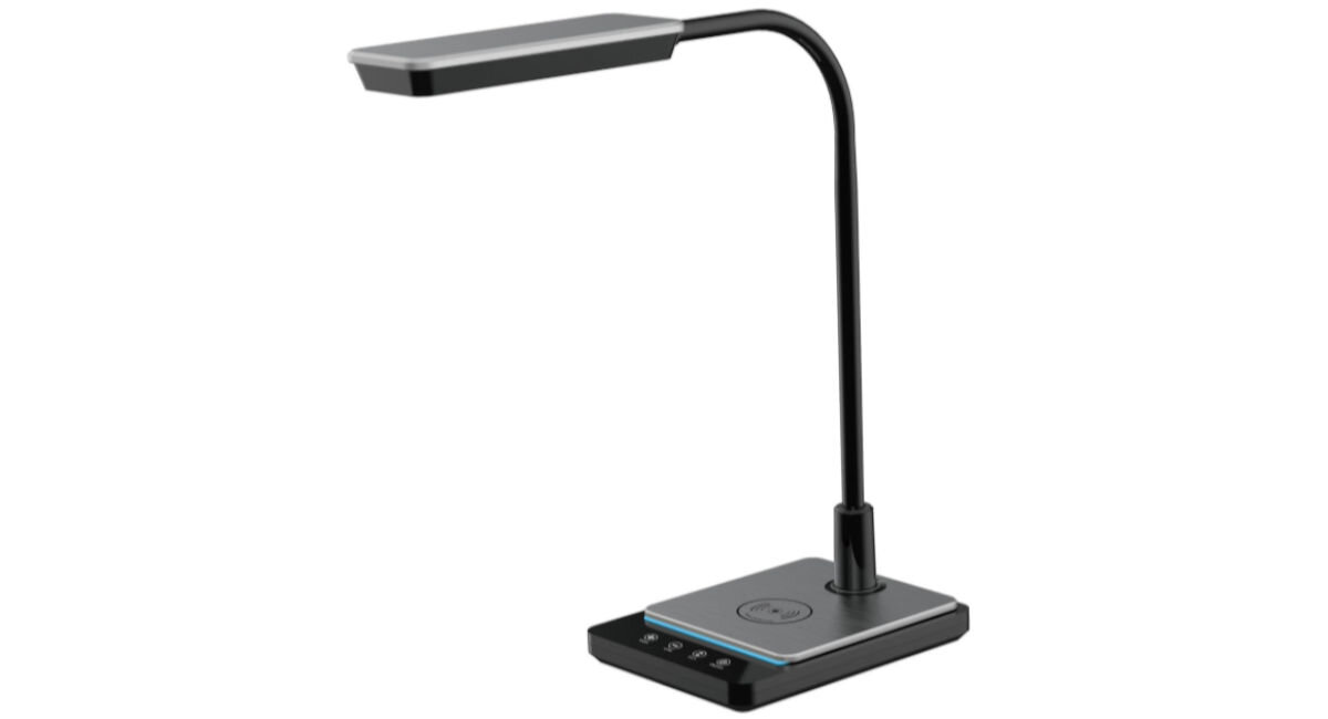 Lampka biurkowa MAXCOM Porto ML3100 czarna, smukła forma, kolorystyka, komfort, Lampka stoi pionowo frontem prawo skos na czarnym tle