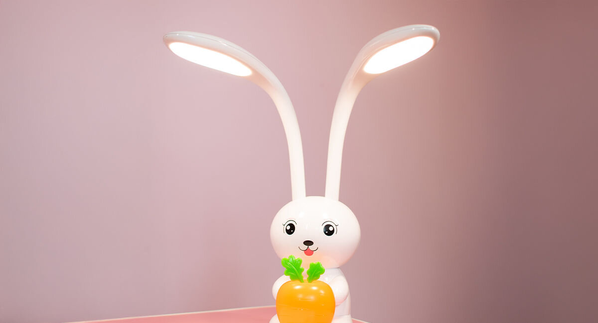 Lampka nocna LED MAXCOM Charlie ML4910 Biały, kształt, królik, nauka, Na zdjęciu lampka w kształcie królika oświetla ściane pokoju