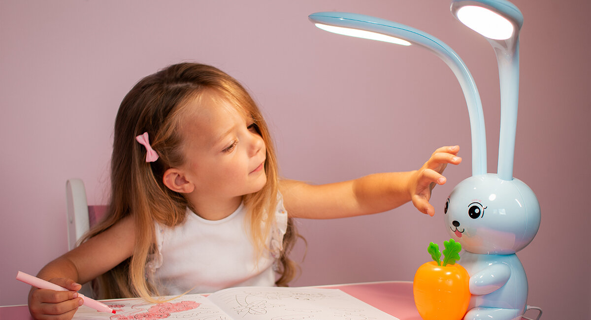 Lampka nocna LED MAXCOM Charlie ML4910 Niebieski, przyciski, zapalenie światła, królik, Dziewczynka obsługuje lampkę