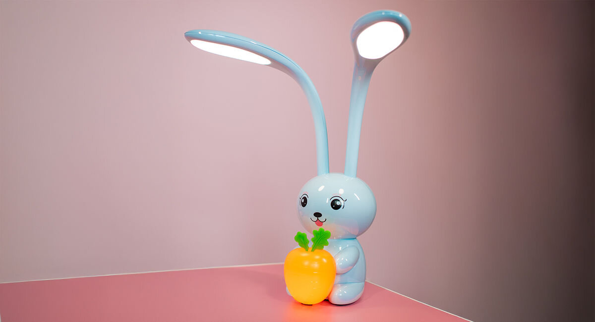Lampka nocna LED MAXCOM Charlie ML4910 Niebieski, sen, królik, spokók, Lampka stoi na biurku włączona