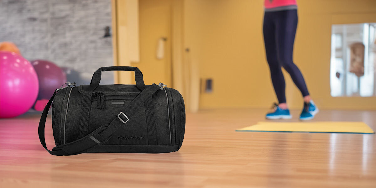 Torba sportowa COOCAZOO 2.0 Black Coal Czarny Wygoda i przestronność boczna kieszeń oddzielona od głównej komory podwójne rączki odpinany pas na ramię z regulacją