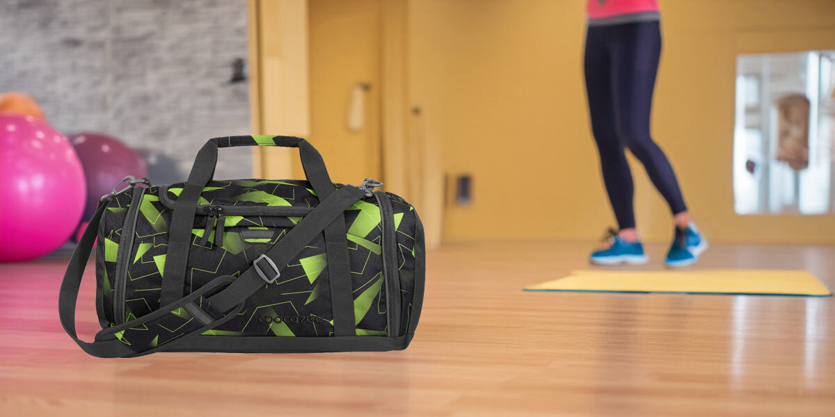 Torba sportowa COOCAZOO 2.0 Lime Flash Czarno-zielony Wygoda i przestronność boczna kieszeń oddzielona od głównej komory podwójne rączki odpinany pas na ramię z regulacją