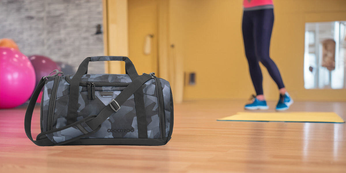 Torba sportowa COOCAZOO 2.0 Grey Rocks Szaro-czarny Wygoda i przestronność boczna kieszeń oddzielona od głównej komory podwójne rączki odpinany pas na ramię z regulacją