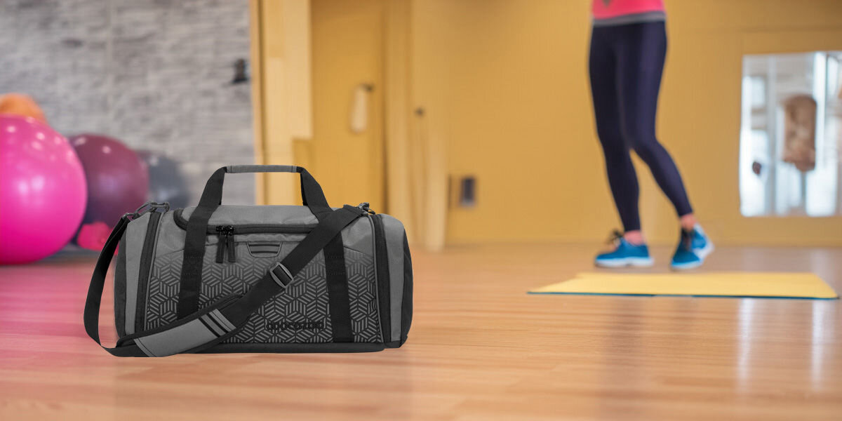 Torba sportowa COOCAZOO 2.0 Black Carbon Szary Wygoda i przestronność boczna kieszeń oddzielona od głównej komory podwójne rączki odpinany pas na ramię z regulacją