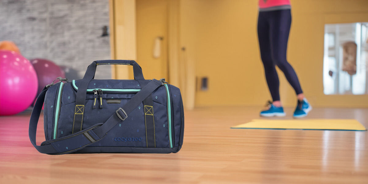 Torba sportowa COOCAZOO 2.0 Happy Raindrops Ciemnoniebieski Wygoda i przestronność boczna kieszeń oddzielona od głównej komory podwójne rączki odpinany pas na ramię z regulacją