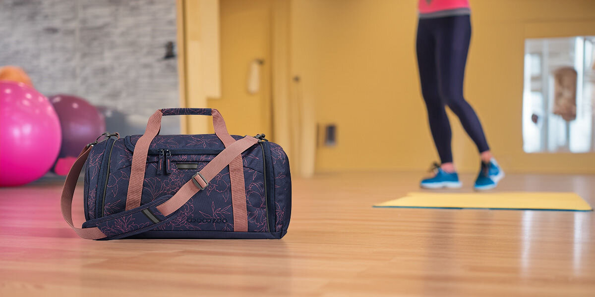 Torba sportowa COOCAZOO 2.0 Sweet Rose Fioletowo-różowy Wygoda i przestronność boczna kieszeń oddzielona od głównej komory podwójne rączki odpinany pas na ramię z regulacją