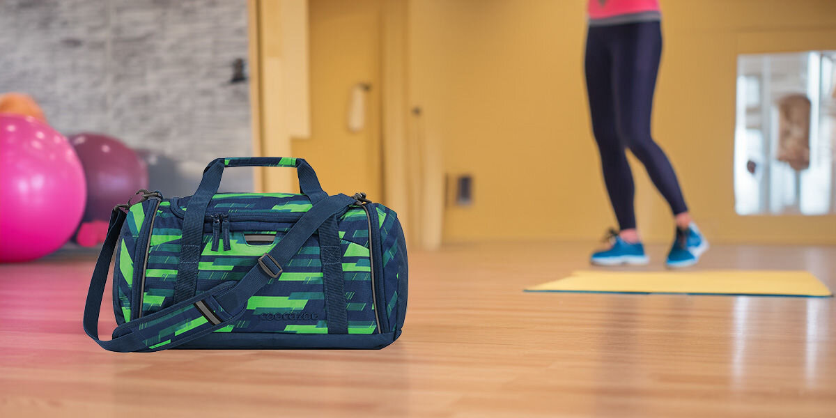 Torba sportowa COOCAZOO 2.0 Lime Stripe Niebiesko-zielony Granatowy Wygoda i przestronność boczna kieszeń oddzielona od głównej komory podwójne rączki odpinany pas na ramię z regulacją