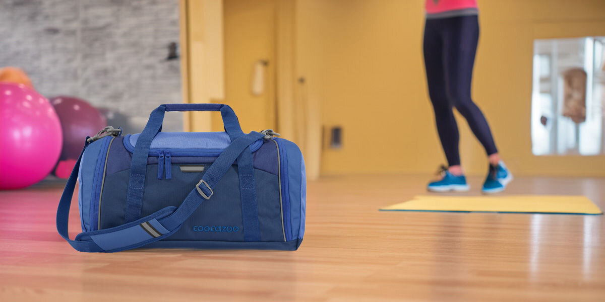 Torba sportowa COOCAZOO 2.0 Lava Lines Czarno-granatowy Wygoda i przestronność boczna kieszeń oddzielona od głównej komory podwójne rączki odpinany pas na ramię z regulacją