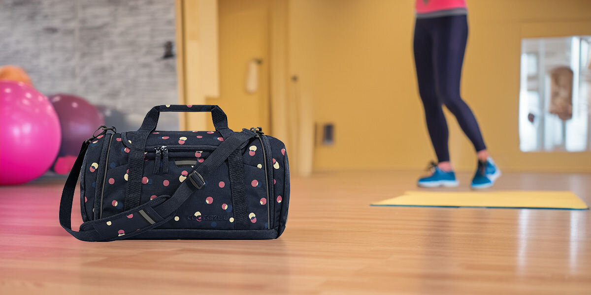 Torba sportowa COOCAZOO 2.0 Bubble Dreams Granatowy Wygoda i przestronność boczna kieszeń oddzielona od głównej komory podwójne rączki odpinany pas na ramię z regulacją