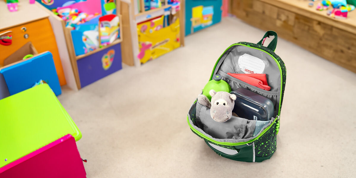 Plecak STEP BY STEP Junior Kiga Mini Dino Nilo Zielony dedykowana kieszeń na butelkę praktyczna kieszeń z przodu dwie kieszenie boczne