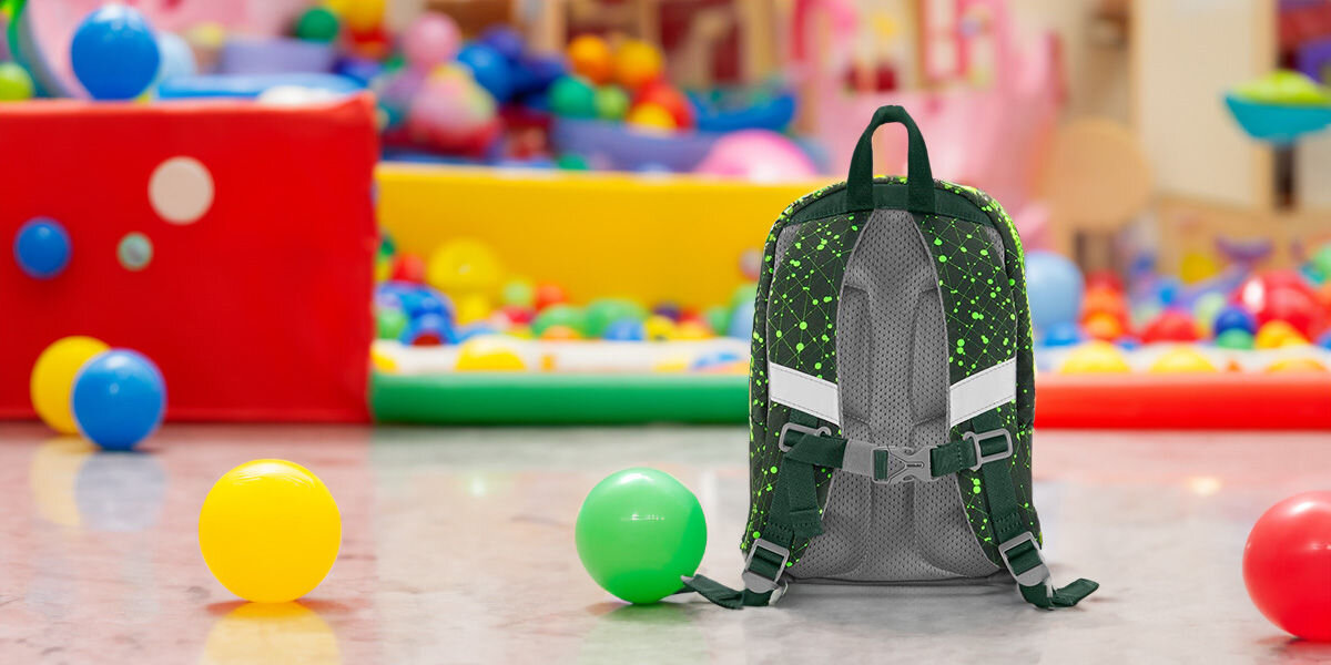 Plecak STEP BY STEP Junior Kiga Mini Dino Nilo Zielony z myślą o zdrowiu i wygodzie dzieci ergonomicznie wyprofilowane plecy miękkie szelki regulowany pas piersiowy