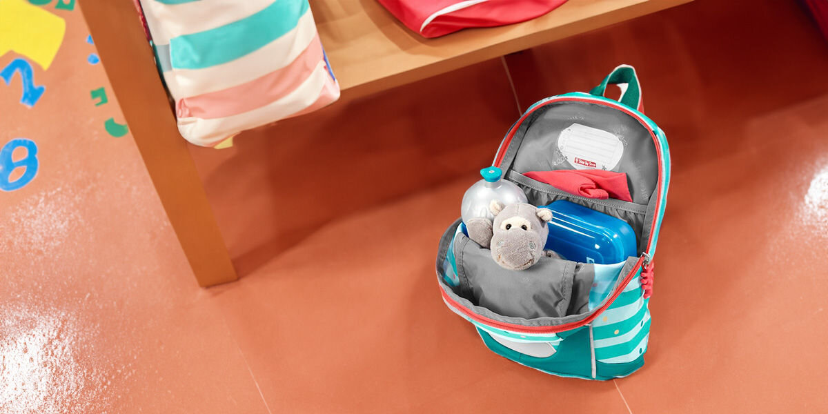 Plecak STEP BY STEP Junior Kiga Mini Dog Lucky Zielony dedykowana kieszeń na butelkę praktyczna kieszeń z przodu dwie kieszenie boczne