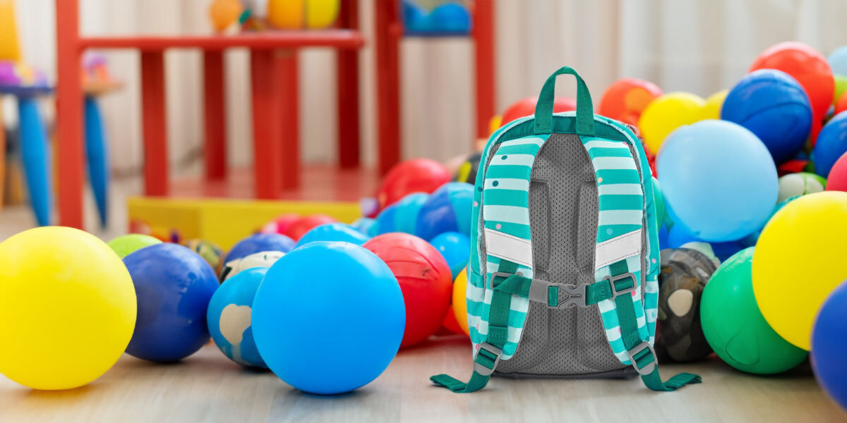Plecak STEP BY STEP Junior Kiga Mini Dog Lucky Zielony z myślą o zdrowiu i wygodzie dzieci ergonomicznie wyprofilowane plecy miękkie szelki regulowany pas piersiowy