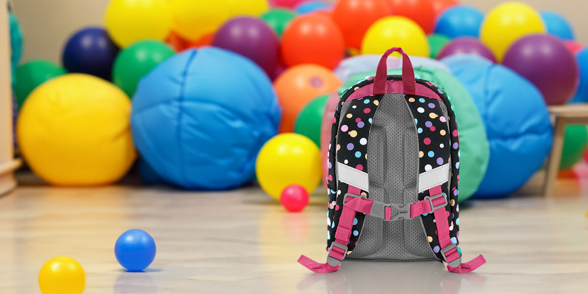 Plecak STEP BY STEP Junior Kiga Mini Pony Lotta Czarno-różowy z myślą o zdrowiu i wygodzie dzieci ergonomicznie wyprofilowane plecy miękkie szelki regulowany pas piersiowy