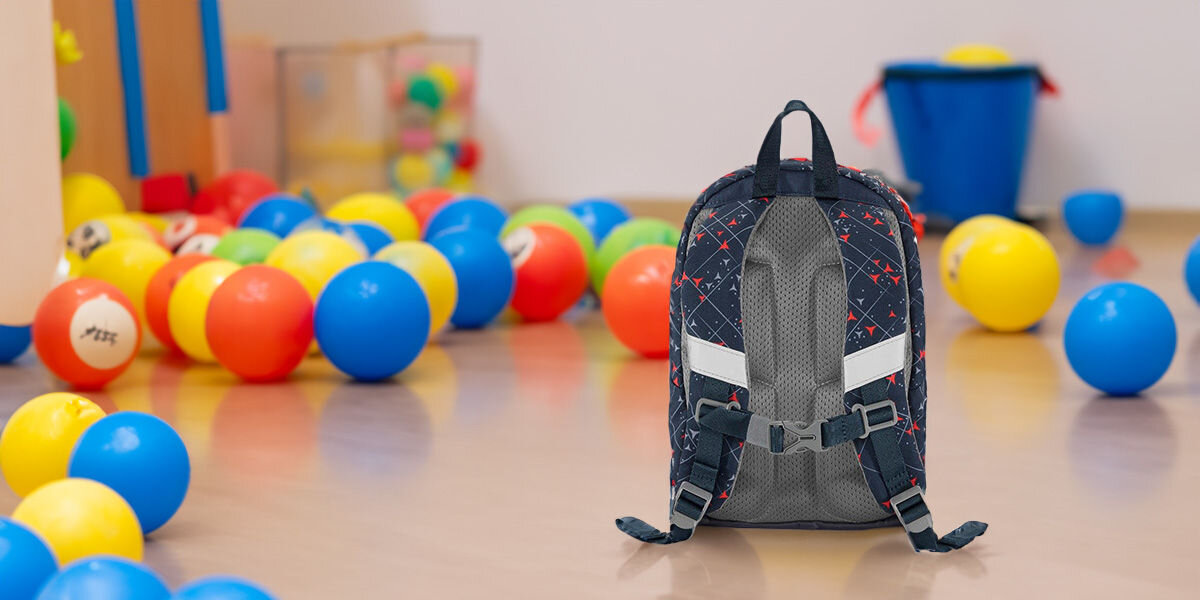 Plecak STEP BY STEP Junior Kiga Mini Fire Truck Finn Niebiesko-czerwony z myślą o zdrowiu i wygodzie dzieci ergonomicznie wyprofilowane plecy miękkie szelki regulowany pas piersiowy