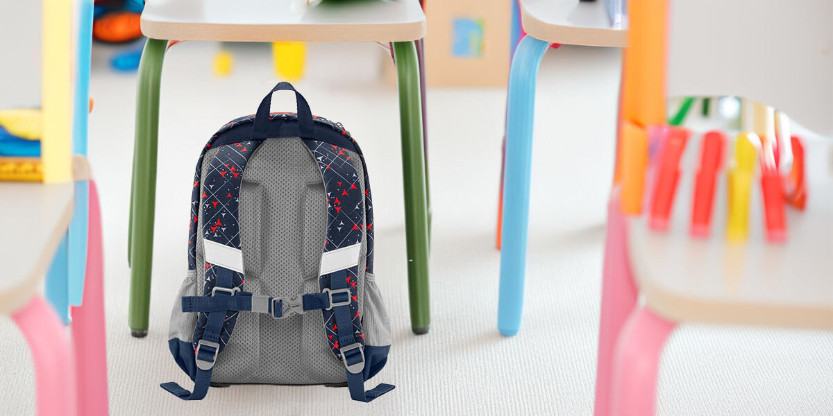 Plecak STEP BY STEP Junior Kiga Maxi Fire Truck Finn Niebiesko-czerwony z myślą o zdrowiu i wygodzie dzieci ergonomicznie wyprofilowane plecy miękkie szelki regulowany pas piersiowy