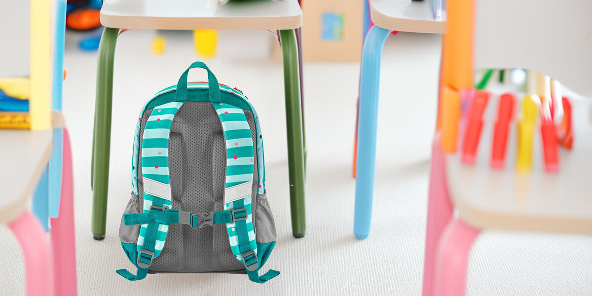 Plecak STEP BY STEP Junior Kiga Maxi Dog Lucky Turkusowy z myślą o zdrowiu i wygodzie dzieci ergonomicznie wyprofilowane plecy miękkie szelki regulowany pas piersiowy