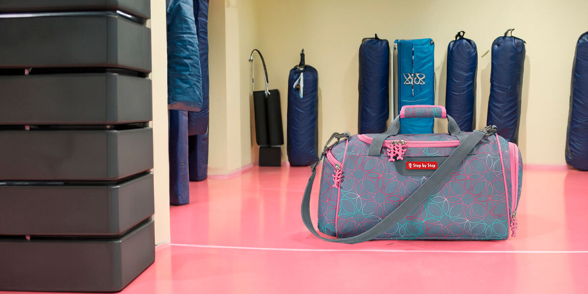 Torba sportowa STEP BY STEP 2 Glitter Heart Hazle Szaro-różowy płaska kieszeń boczna na zamek specjalna kieszeń na mokrą bieliznę higieniczna praktyczna