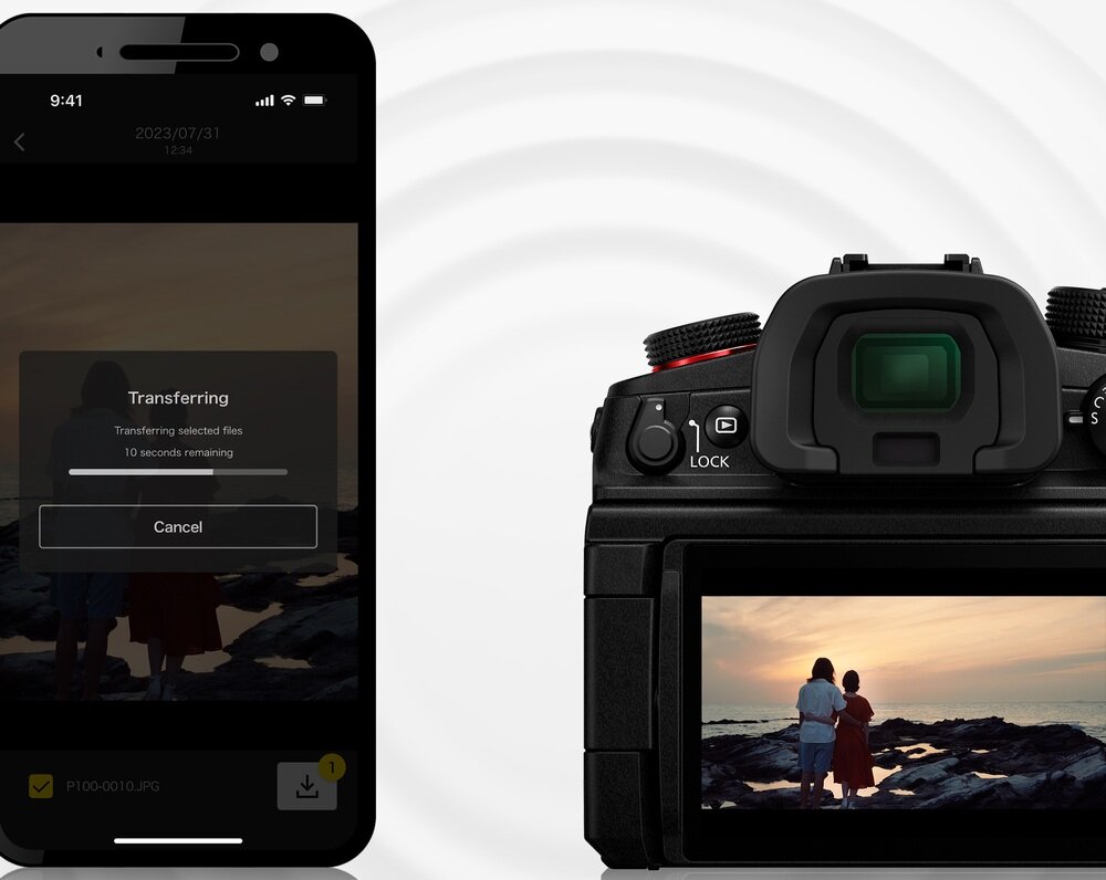 Aparat PANASONIC Lumix DC-GH7  obok smartfona z aplikacją  
