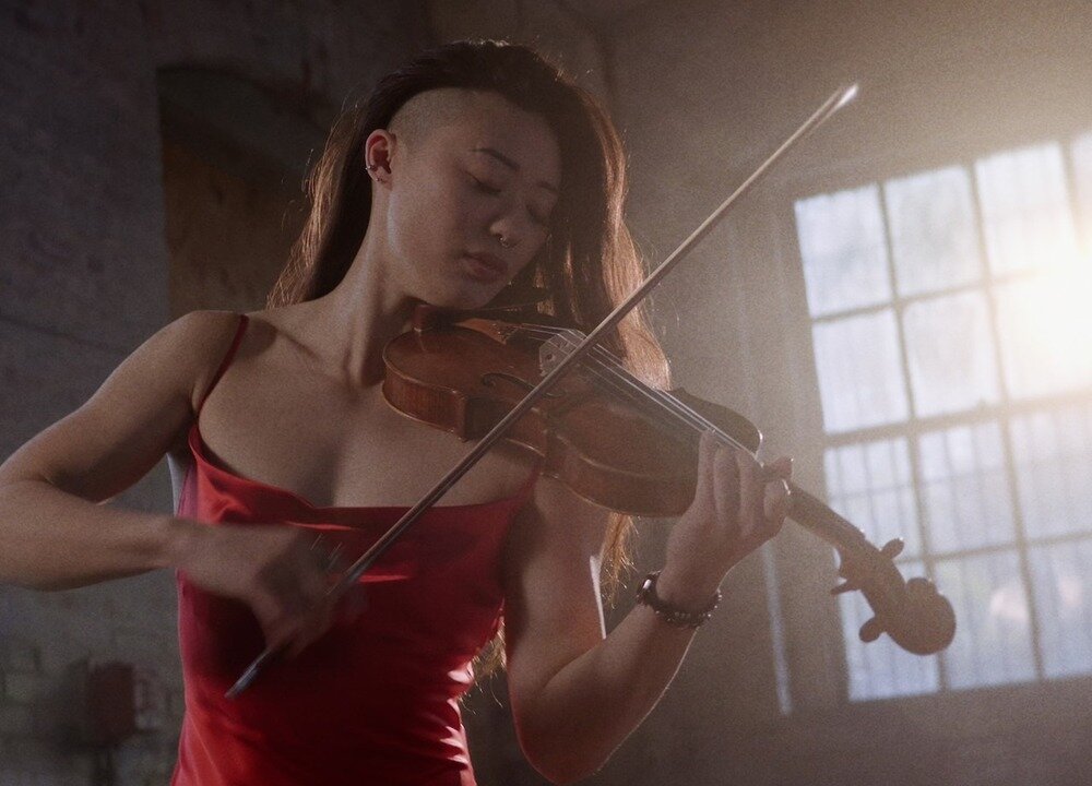 Aparat PANASONIC Lumix DC-GH7 skrzypiarka w czerwonej sukni   