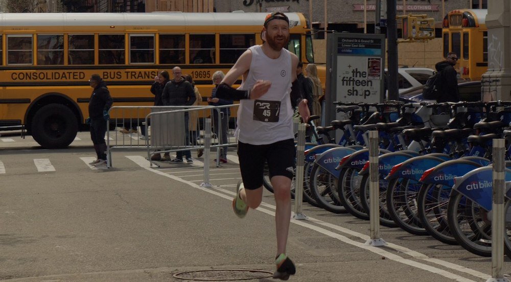 Aparat PANASONIC Lumix DC-GH7  biegacz na ulicy  