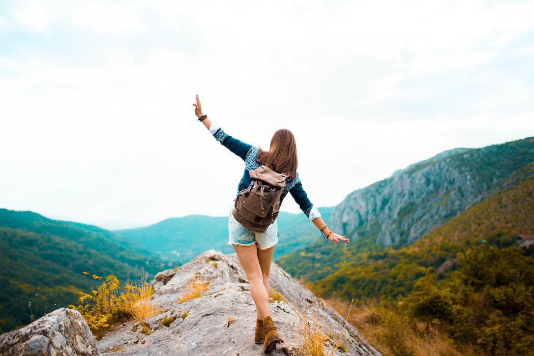 Aparat KODAK PixPro AZ426 kobieta spaceruje po skałach