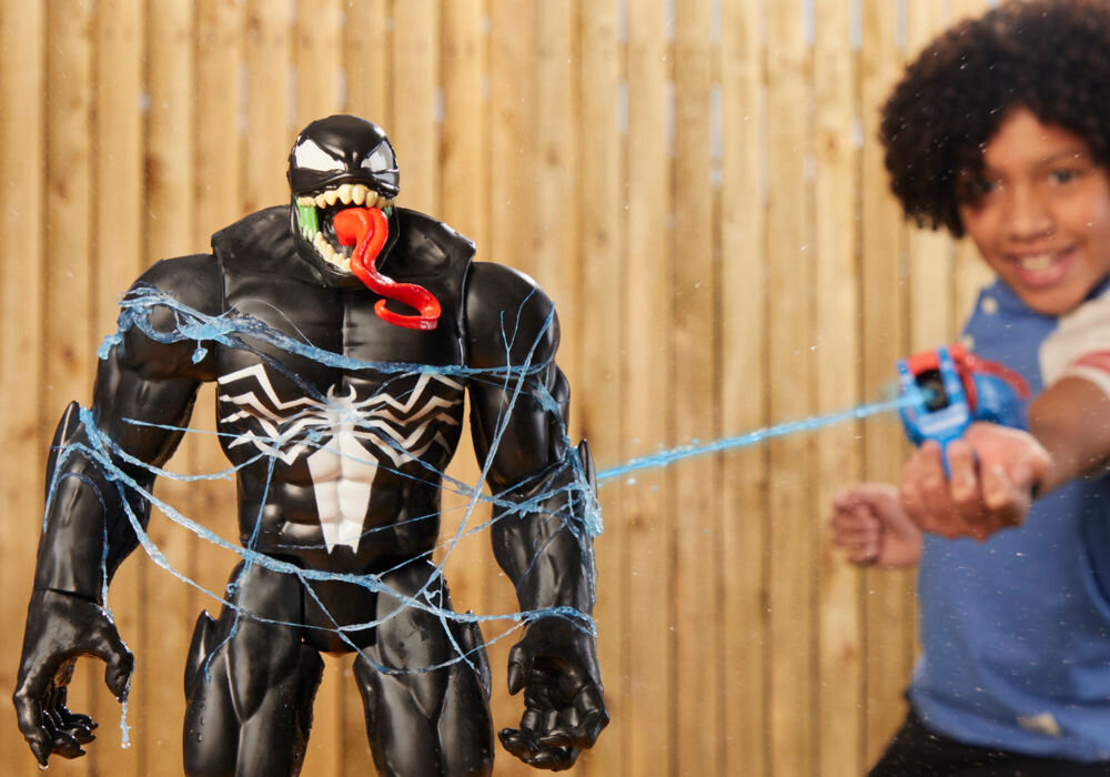 Wyrzutnia HASBRO Marvel Spider-Man Rel Webs F87345L0 Zdjęcie prezentujące wyrzutnię Nerf Prospect QS-4 w akcji. Chłopiec trzyma pistolet oburącz, mierząc do celu. Wyrzutnia ma pomarańczowy korpus z czarnymi i szarymi elementami oraz charakterystyczny napis 