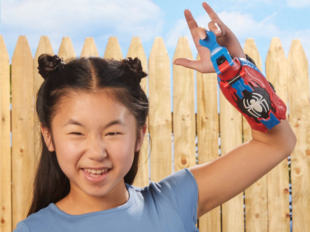 Wyrzutnia HASBRO Marvel Spider-Man Rel Webs F87345L0 Zdjęcie pokazujące zawartość zestawu Nerf Elite 2.0 Prospect QS-4. Obok pomarańczowej wyrzutni zintegrowanej z celownikiem leży osiem niebieskich strzałek Elite. Całość zaprezentowana na białym blacie na błękitnym tle.