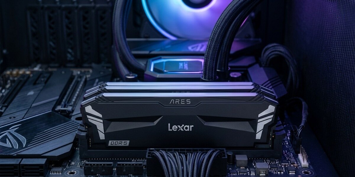 Pamięć RAM LEXAR Ares Gaming zamontowana na płycie głównej komputera.