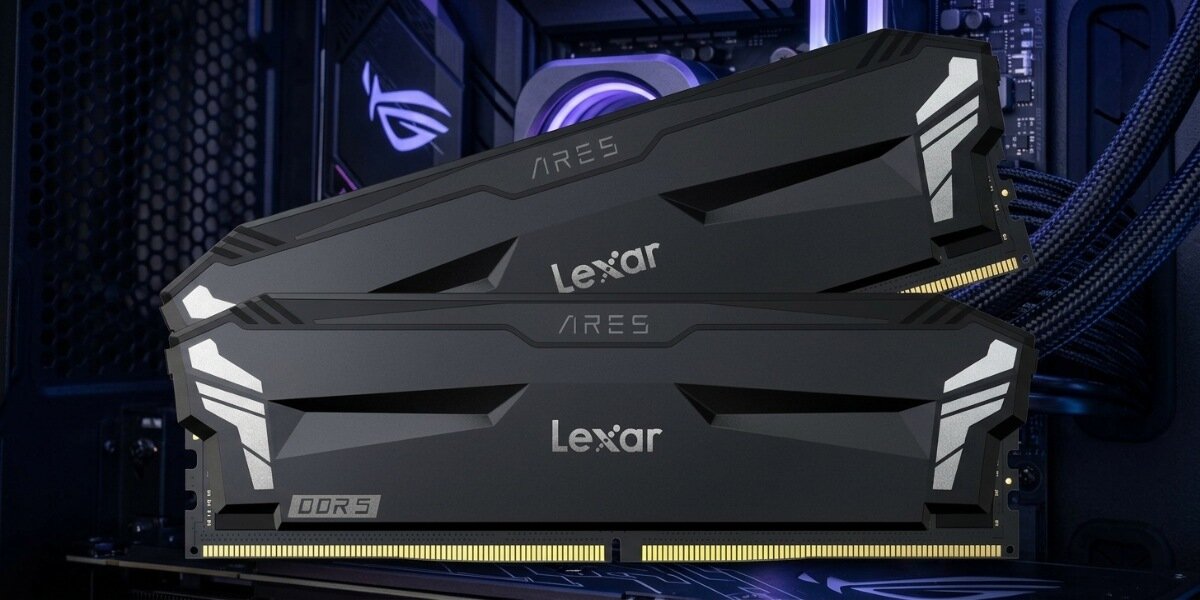 Pamięć RAM LEXAR Ares Gaming na tle wnętrza obudowy komputera.