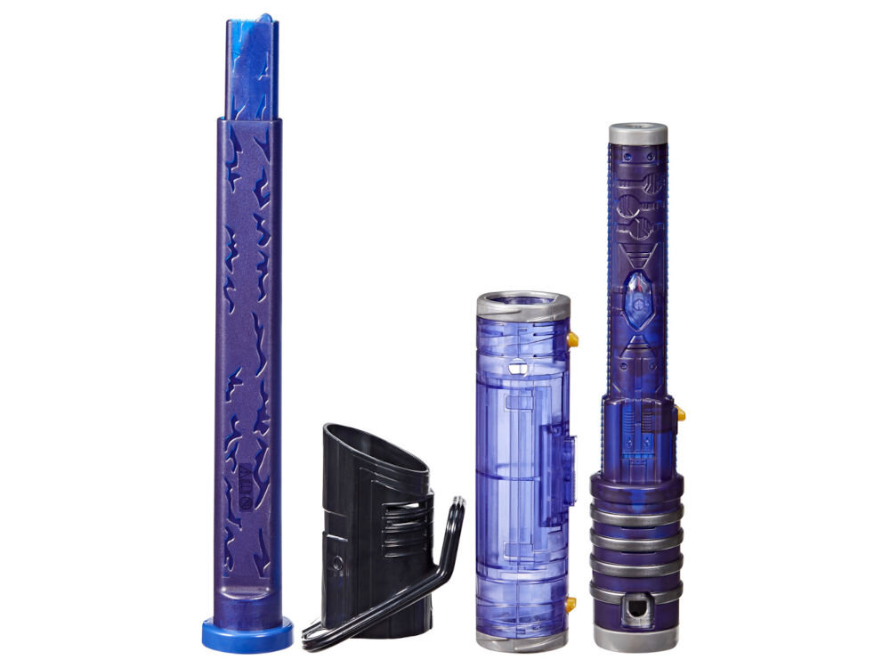 Na obrazie widoczne są trzy elementy przypominające części miecza świetlnego w kolorze niebieskim i czarnym. Elementy mają różne kształty i detale, w tym wzory i przyciski.