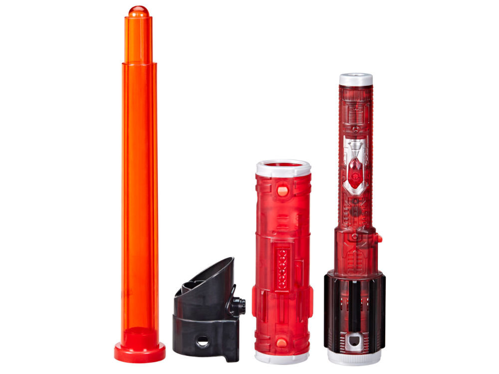 Na obrazie widoczne są elementy zabawkowego miecza świetlnego w kolorze czerwonym oraz czarnym. Składa się z trzech części: długiej czerwonej tuby, czarnego uchwytu oraz czerwonego korpusu z detalami.