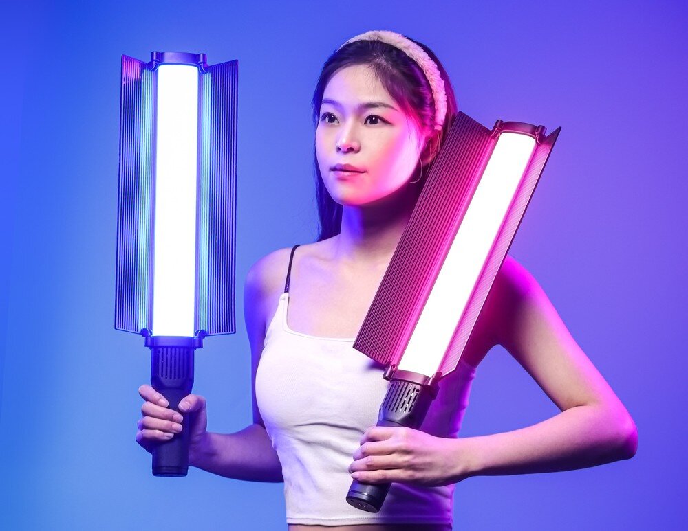 Lampa LED Ulanzi VL360 modelka trzyma dwie lampy