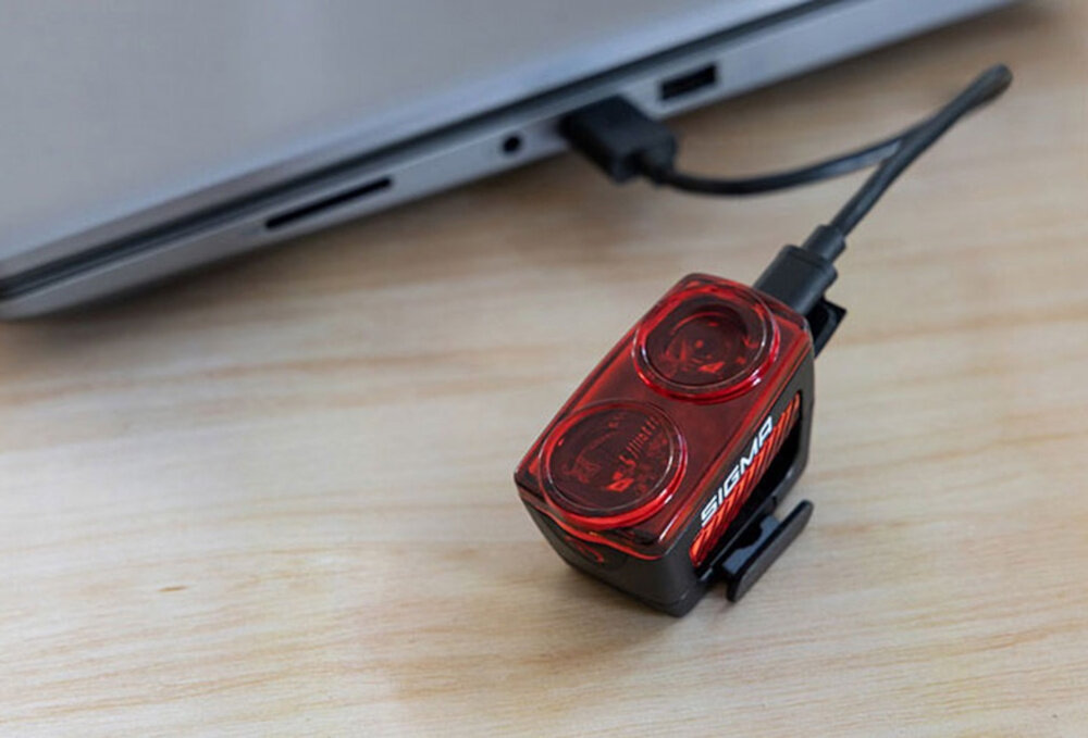 Lampka rowerowa SIGMA Buster RL150 Tylna akumulator litowo-jonowy czas dzialania do 20 godzin port USB-C czas ladowania okolo 3 godzin tryb ECO FLASH tryb NIGHT mode czas dzialania okolo 6 godzin stan naladowania baterii 3-stopniowa skala kabel ladujacy USB-A/USB-C
