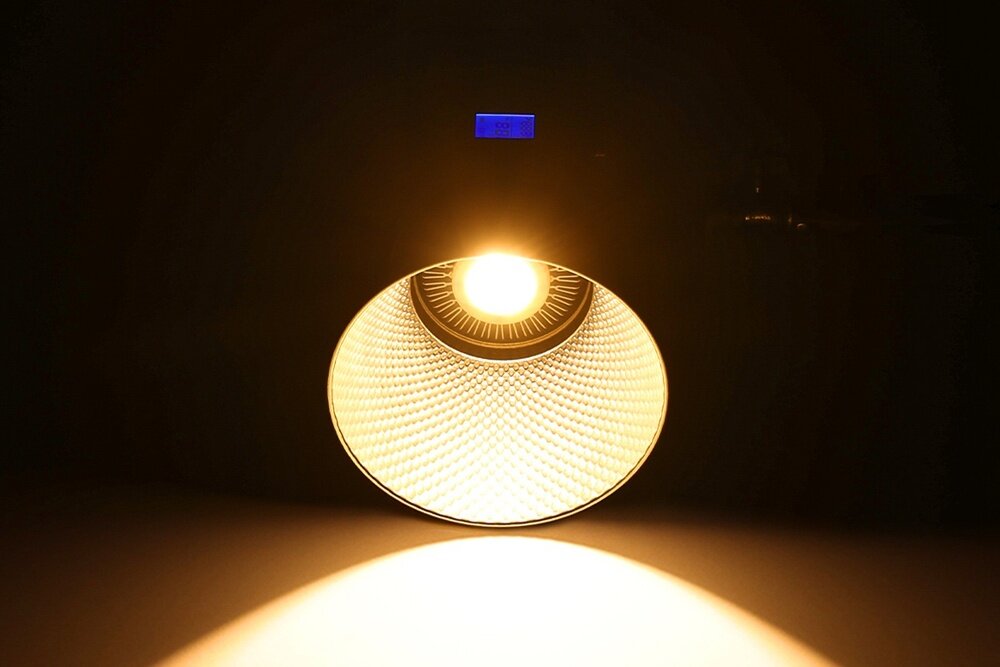 Lampa Ulanzi V-120Bi oświtlająca płaską powierzchnię