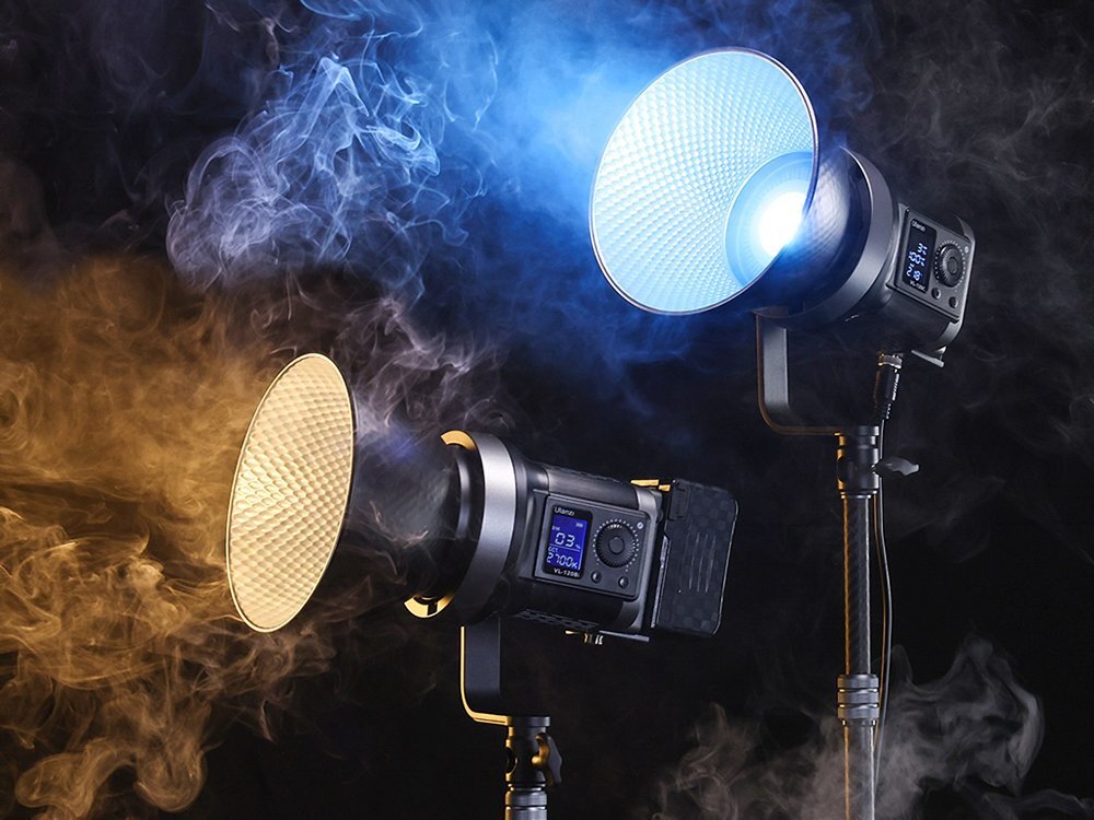 Lampa Ulanzi V-120Bi świecące w zadymionym pomieszczeniu