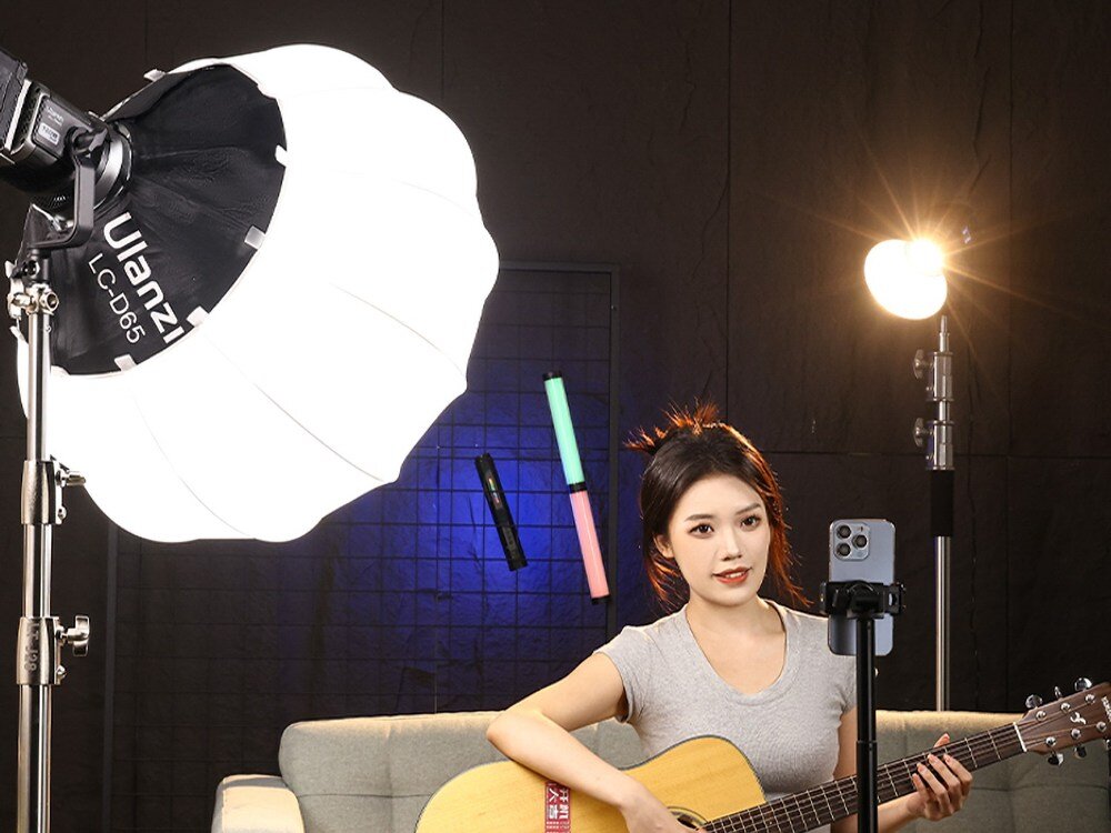 Lampa Ulanzi V-120Bi z zamontowanym softboxem