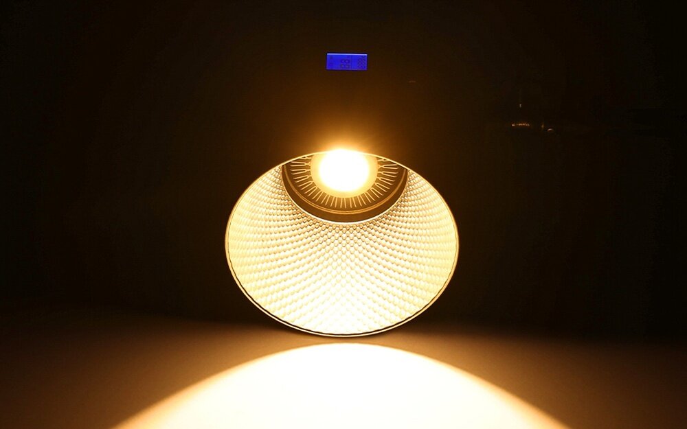 Lampy Ulanzi V-120C ustawione w dwie strony