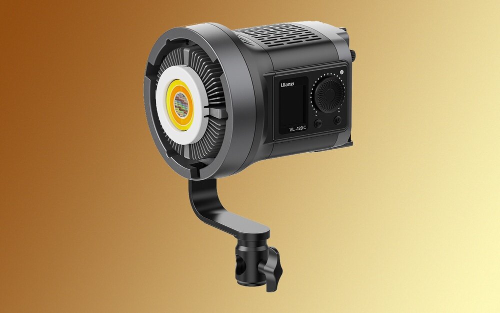 Lampa Ulanzi V-120C włączona z widocznym wyświetlaczem