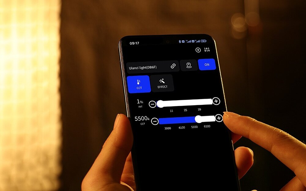 Lampa Ulanzi V-120C widoczna soczewka oraz penel sterowania