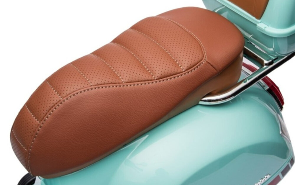 Motorek elektryczny MILLY MALLY Vespa GTS Super Miętowy dlugie siedzisko wymiary 39 x 19 cm z miekkiej ekoskory pikowane perforowane