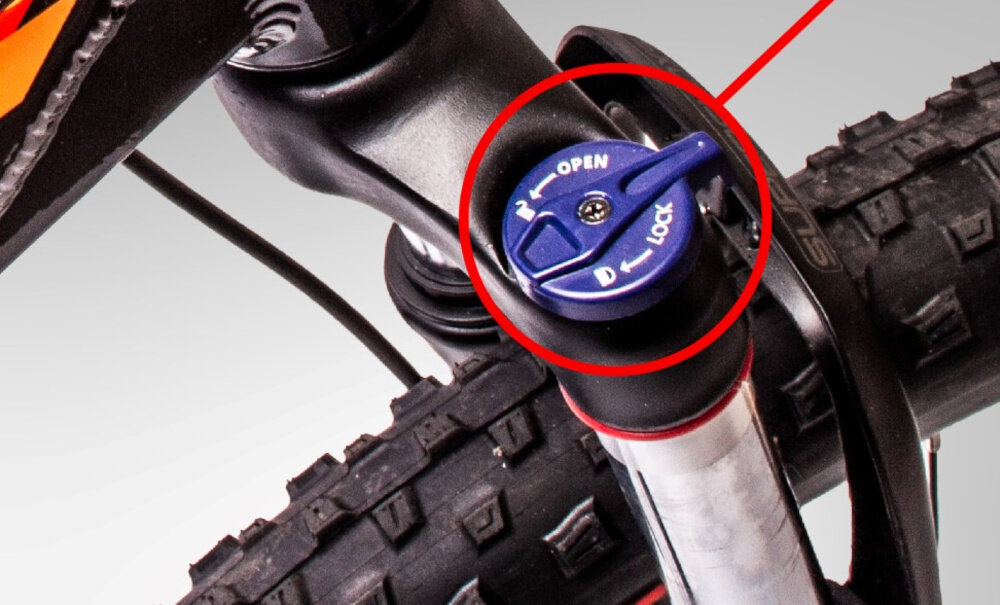 Rower górski MTB HORIZON Tatra Bikes U18 29 cali Czarno-czerwony rower typu hardtail przedni amortyzator marki Suncross typu Shock Less ulatwia najezdzanie na przeszkody niweluje wstrzasy na kierownicy niska masa roweru duza sztywnosc regulacja za pomoca sprezyny